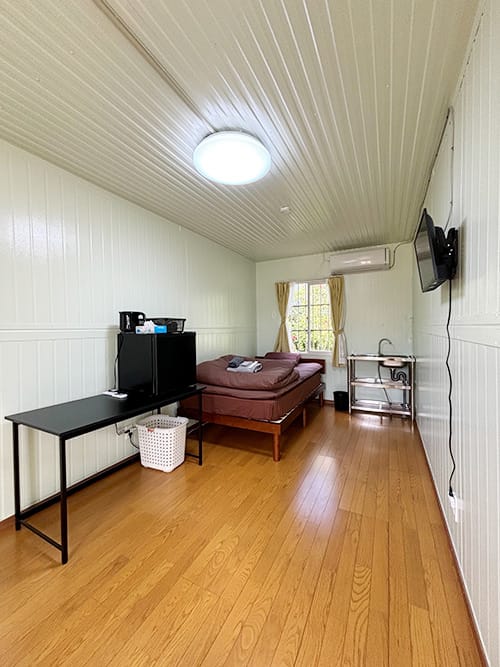 ダブルベッド１台、ミニ冷蔵庫、洗面台、テレビ、エアコン付きのお部屋