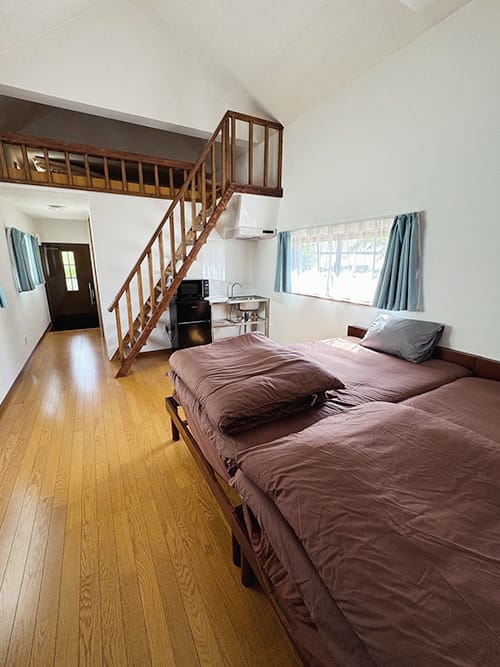 ダブルベッド２台、冷蔵庫、電子レンジ、ミニキッチン、電気ケトル、エアコン、テレビ付きのお部屋