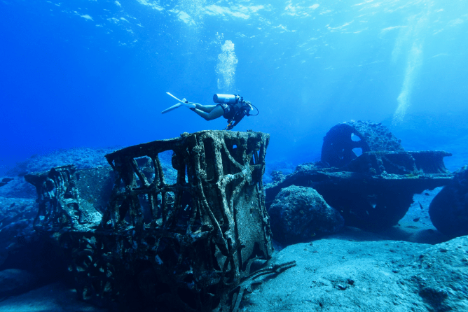 水中に沈んだものを探索している様子