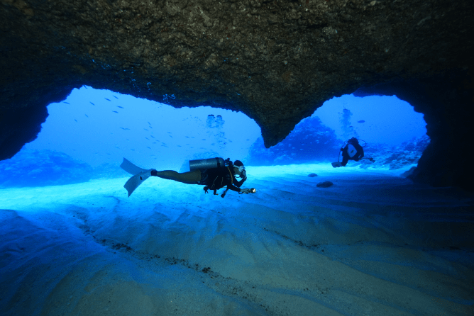 南北大東島の海のユニークな地形の様子